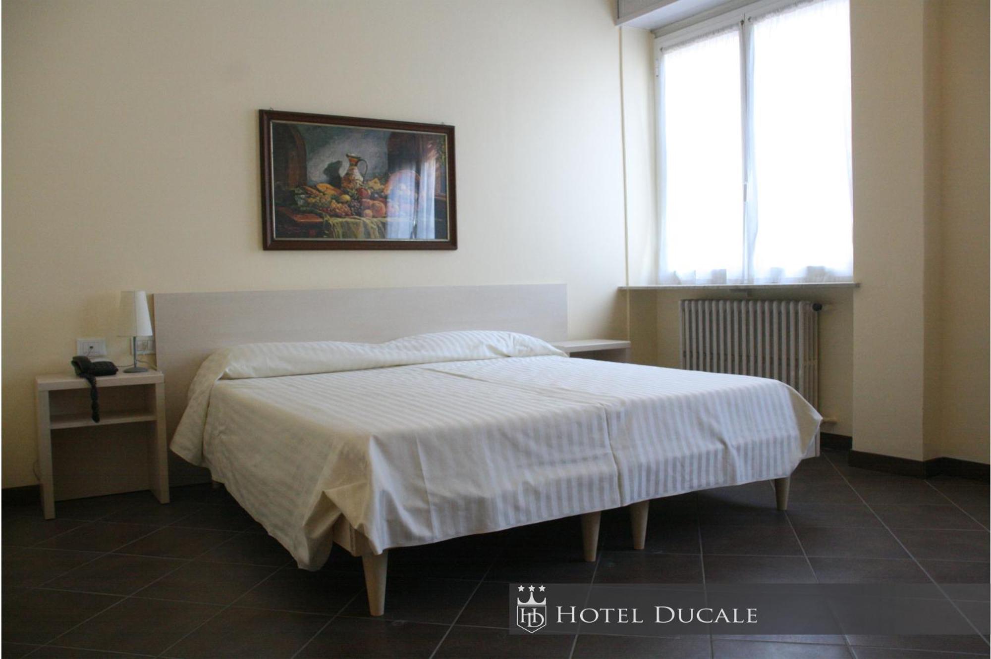 Hotel Ducale Vigevano Esterno foto