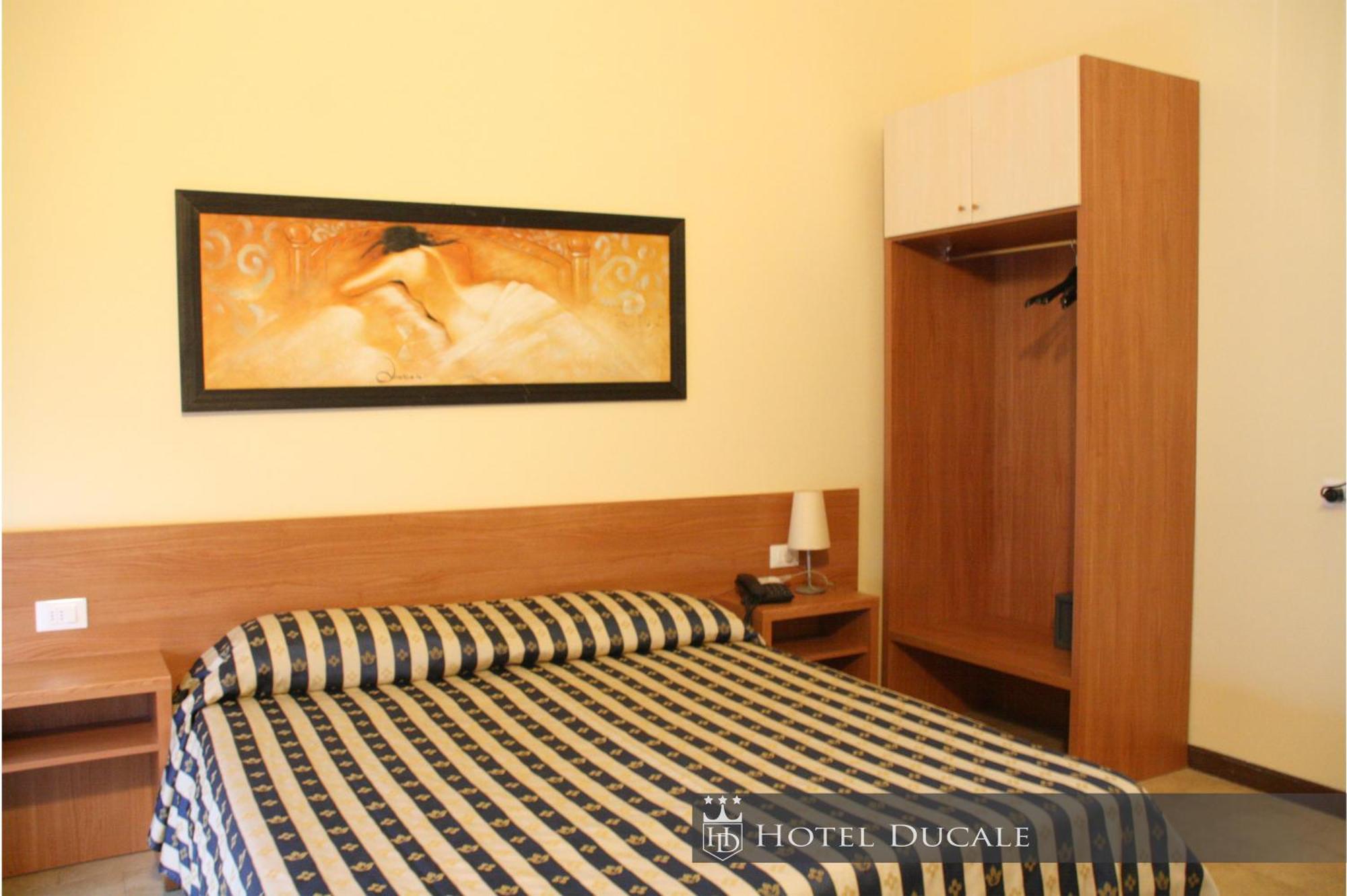 Hotel Ducale Vigevano Esterno foto